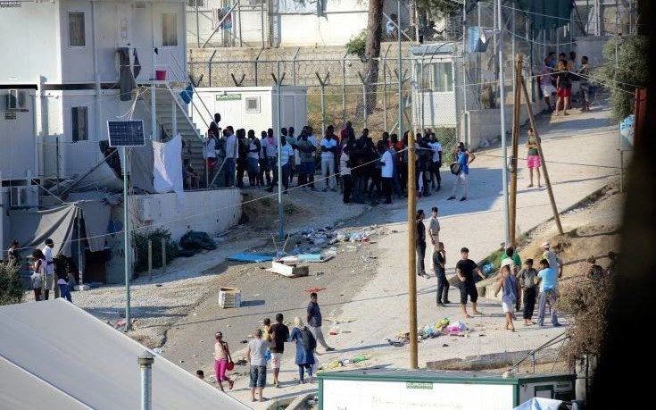Σύρος αυτοπυρπολήθηκε έξω από το κέντρο της Μόριας